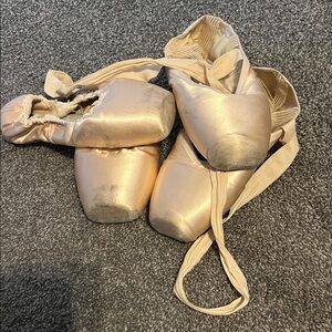 *USED* pointe shoes (not for wearing)